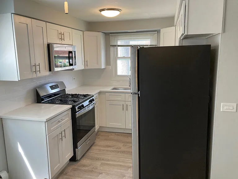 897 Graceland Ave #2W — Photo 2