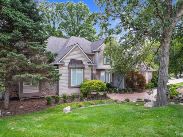 21720 Heatheridge Ln, Northville, MI 48167