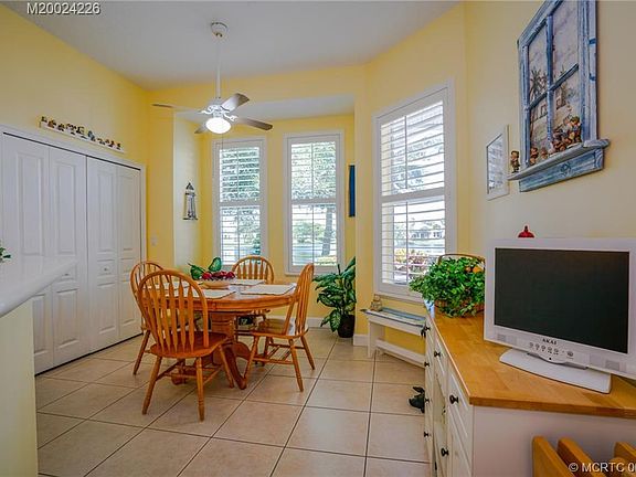 5th image of 571 NE Canoe Park Cir