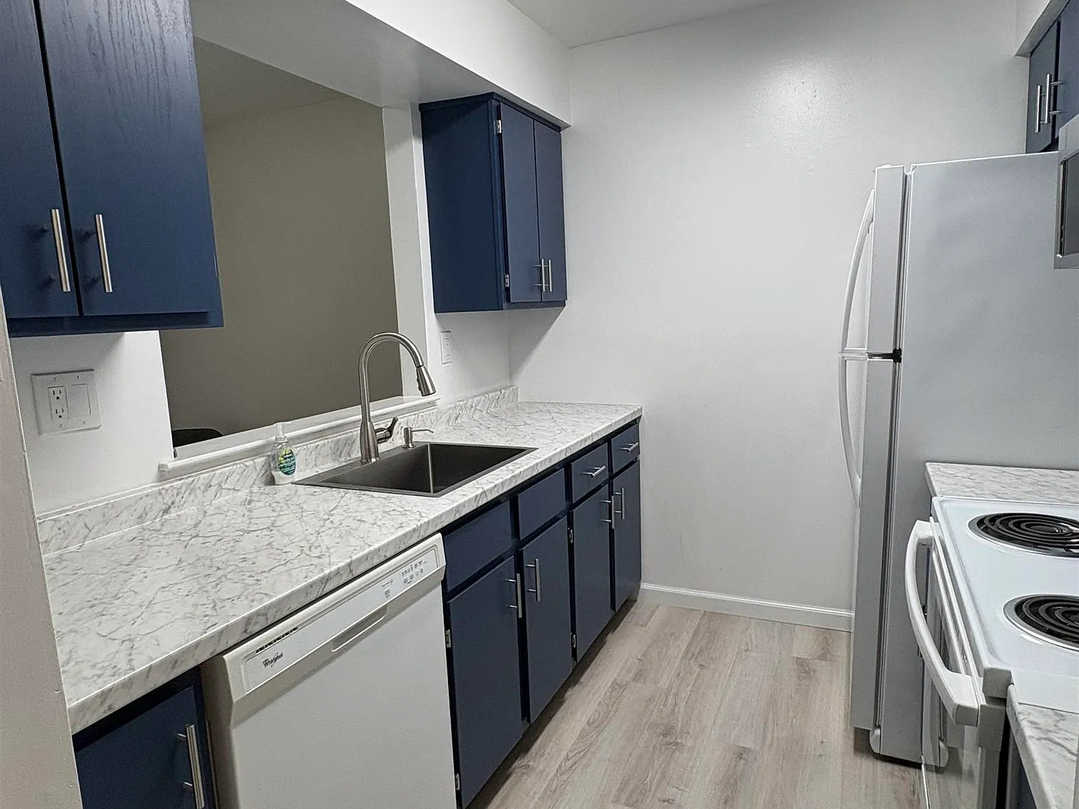 1 bed, 1.0 bath, $1,800 — Photo 2