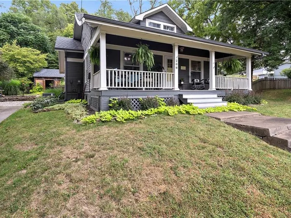 208 Walnut St, Weston, MO 64098