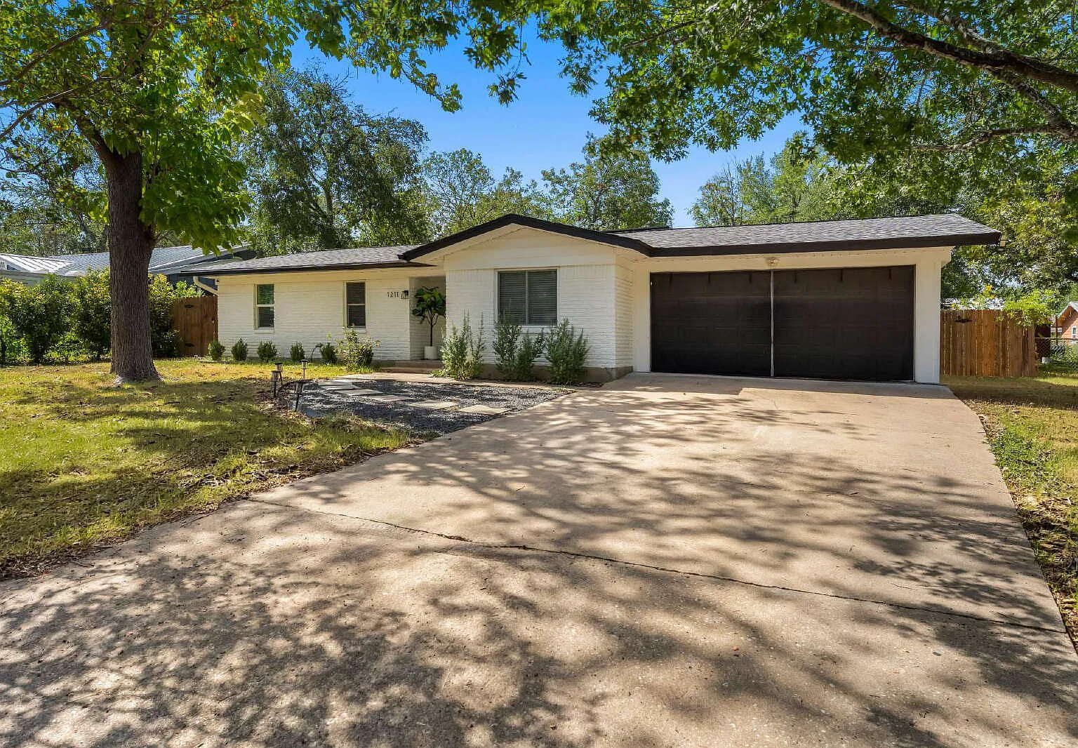 3 bed, 2.0 bath, 1310 sqft, $3,500 — Photo 2