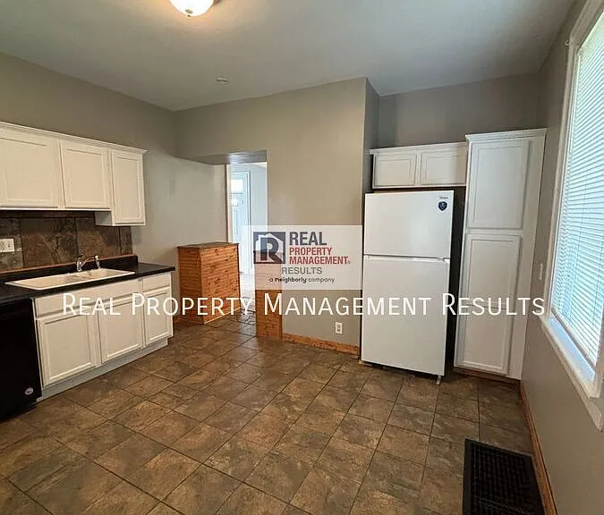 719 E Chandler Ave — Photo 6