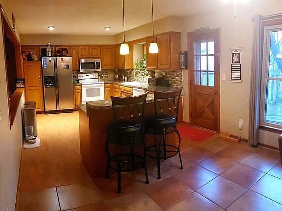 Large kitchen w.buffet/bar