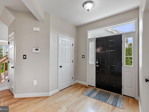 3rd image of 843 Ferndale Ter NE