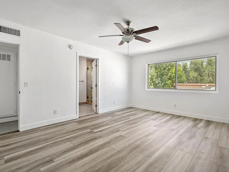 22259 Erwin St — Photo 15