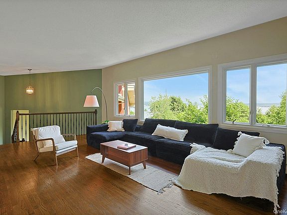 3rd image of 6 Grandview Avenue