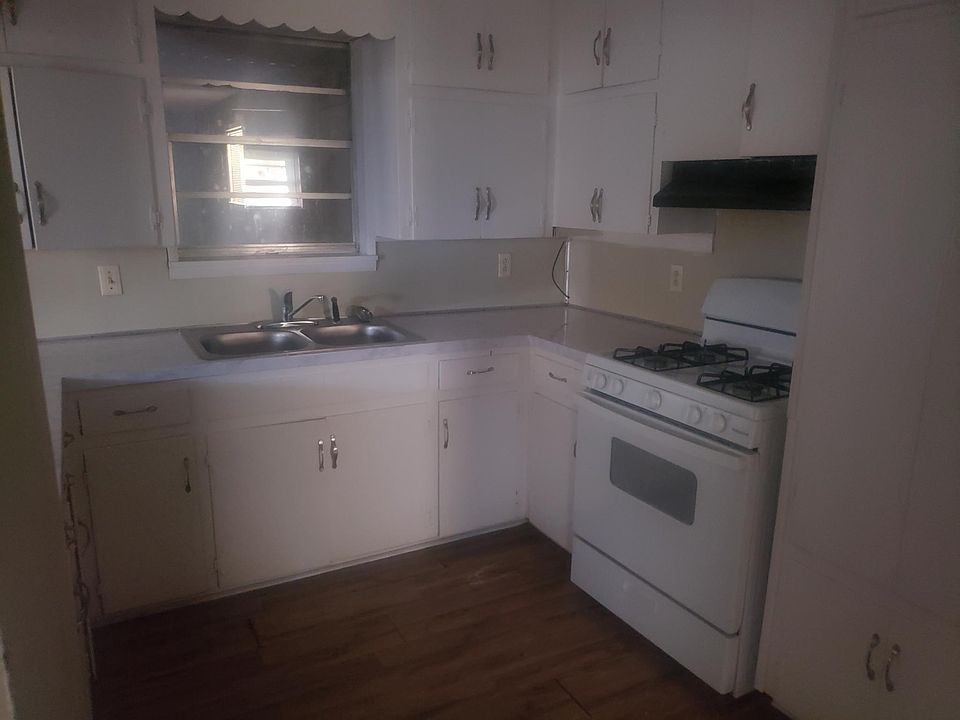 2nd image of 1401 Collins Dr