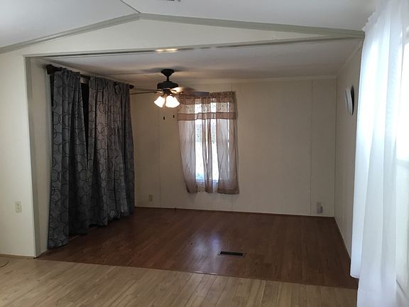 4th image of 223 Matthew Cir
