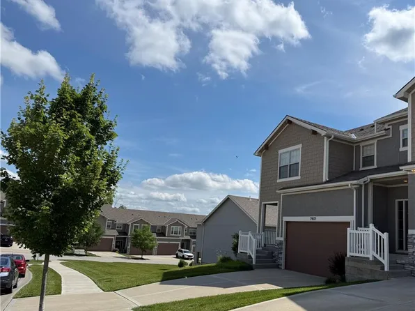 7401 Aaron St, Parkville, MO 64152