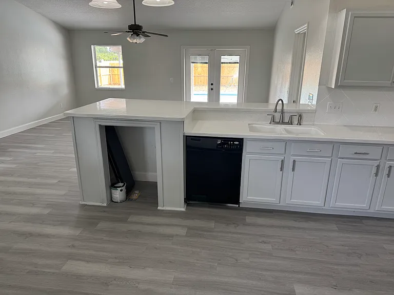 902 Fort St NW — Photo 3