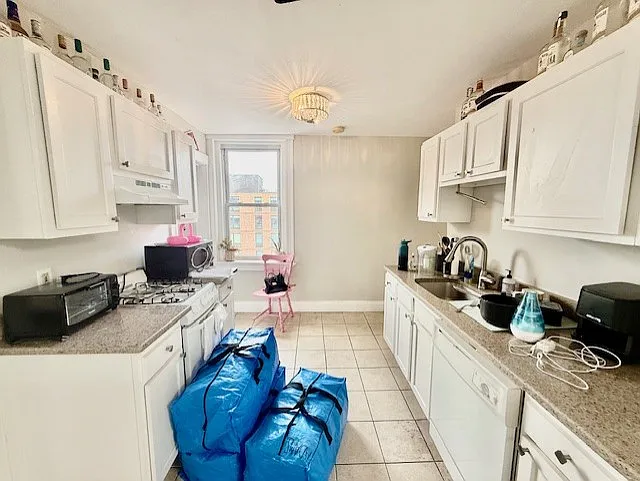 3 bed, 9999 sqft, $4,575 — Photo 4