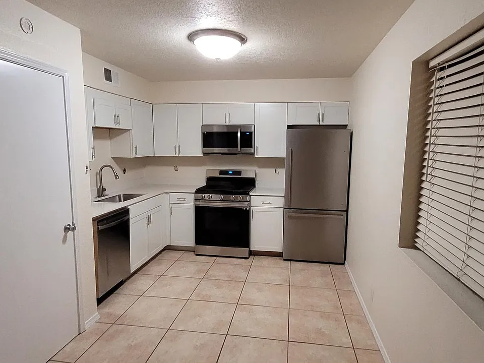 12113 Menaul Blvd NE #4