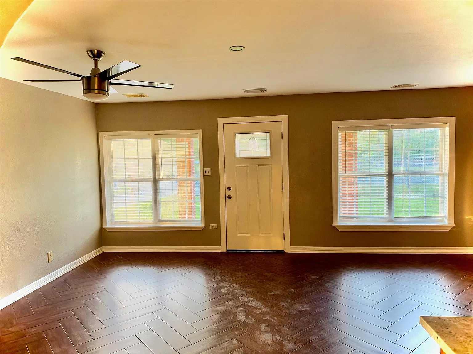 3 bed, 1.0 bath, 1140 sqft, $1,600 — Photo 2