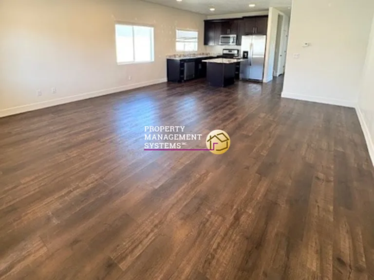 1909 E Magnolia Cir — Photo 3