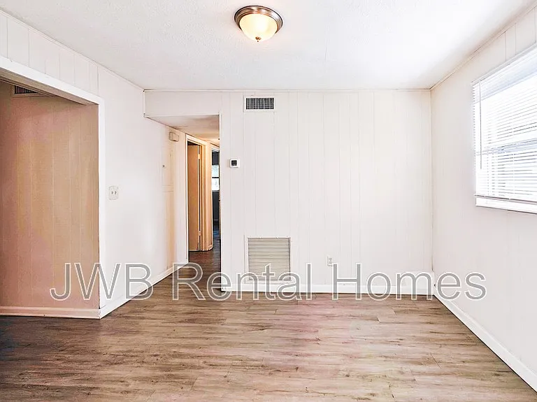 2319 Almeda St — Photo 4