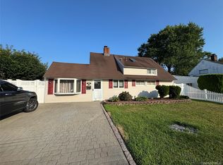 146 Springtime Ln W, Levittown, NY 11756