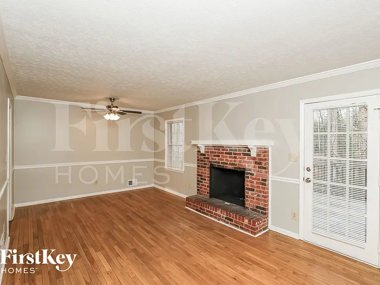 335 Sharon Dr — Photo 4