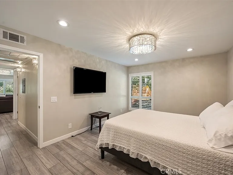 4642 Park Granada — Photo 10