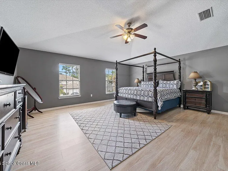 4635 Elena Way — Photo 14