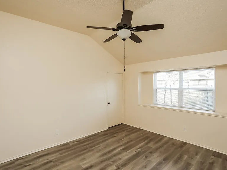 916 Richards Dr — Photo 8