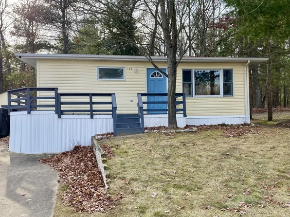 2757 Owens Dr #108, Houghton Lake, MI 48629