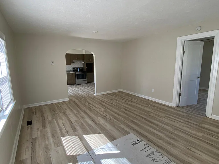 317 W Smith St — Photo 2