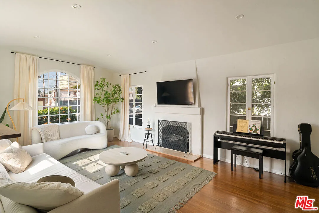 2 bed, 2.0 bath, 1250 sqft, $5,345 — Photo 2