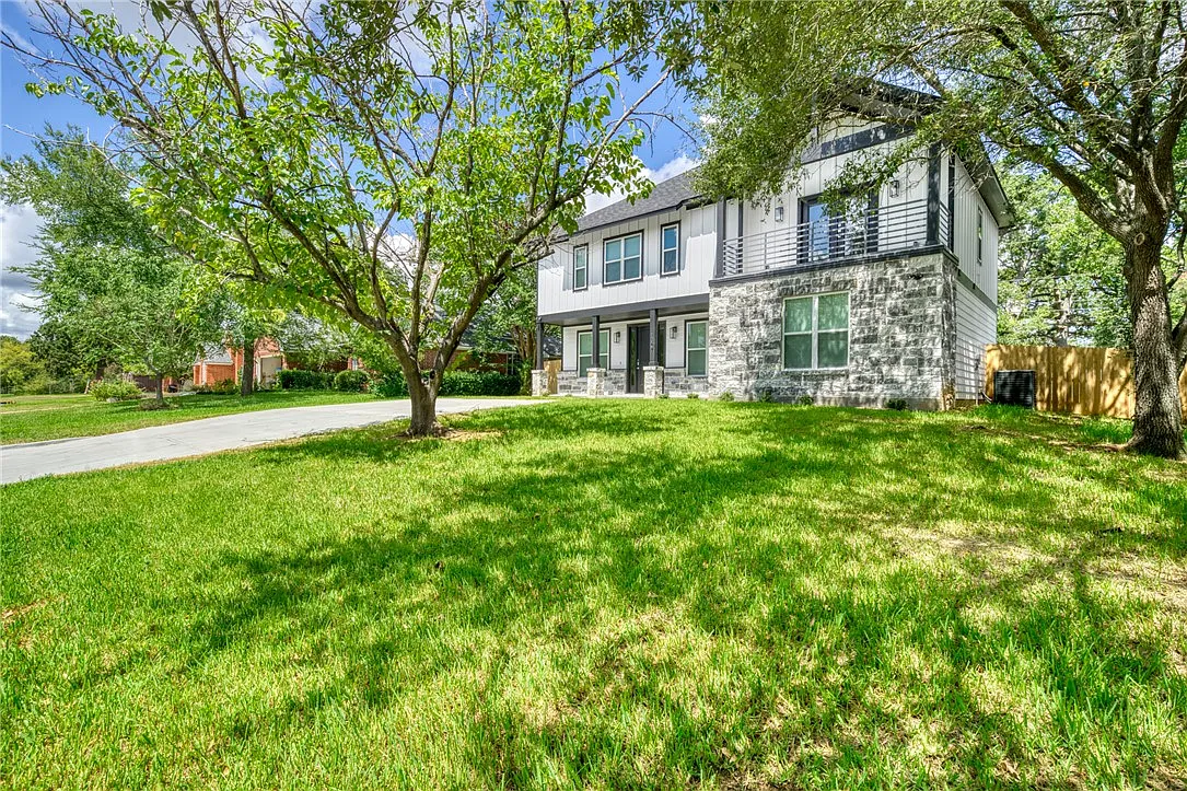 4 bed, 4.5 bath, 2214 sqft, $3,600 — Photo 2