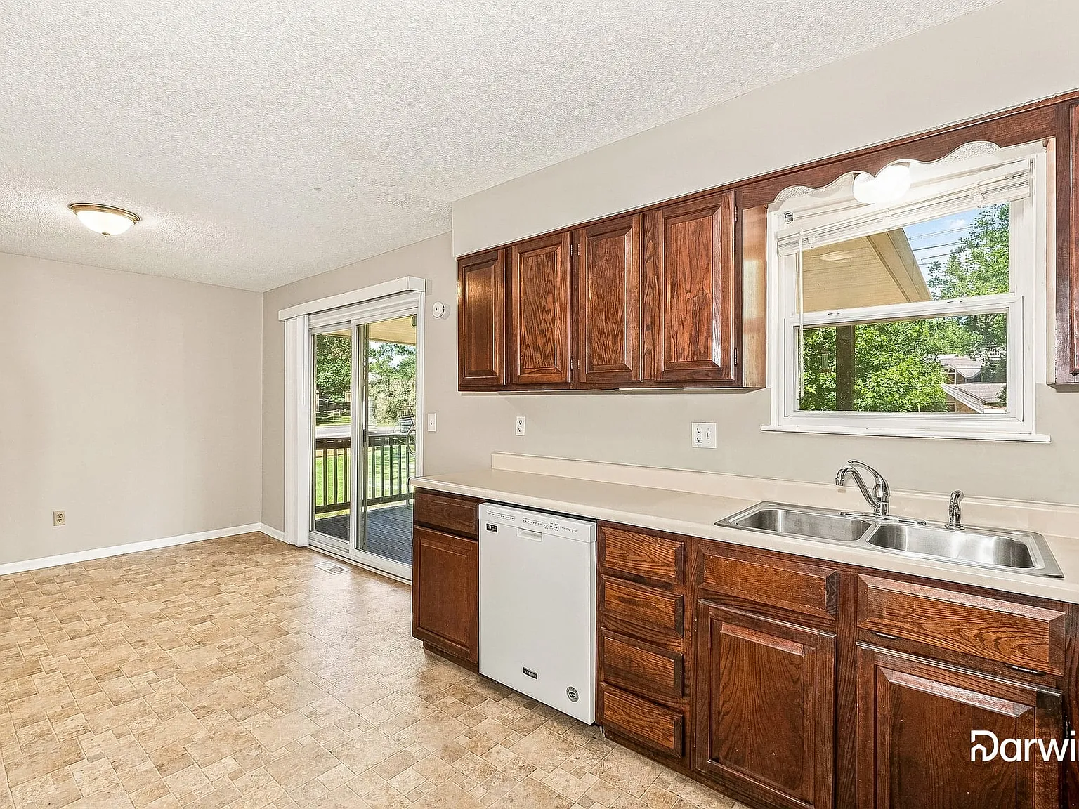 3 bed, 2.5 bath, 1676 sqft, $2,375 — Photo 3