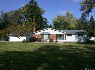 6770 Maceday Dr, Waterford, MI 48329