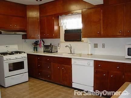 Kitchen with lost of storage