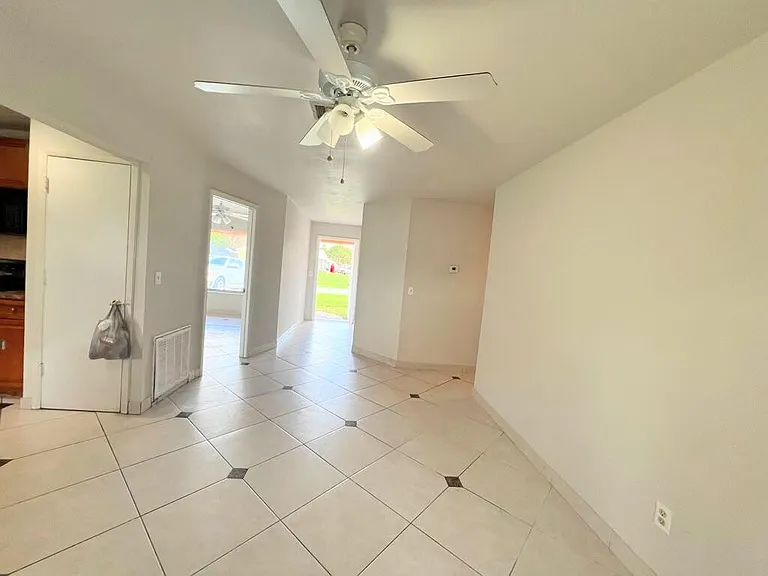 311 SW Homeland Rd — Photo 6