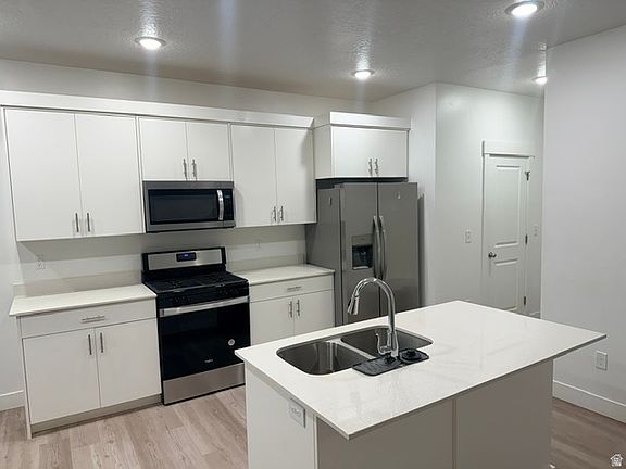 4th image of 423 W 25 N