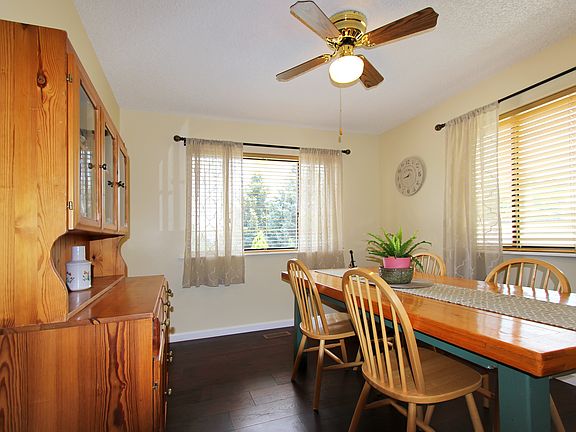 Formal dining off kitchen