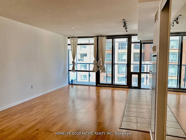 37 Grosvenor St #405 — Photo 4