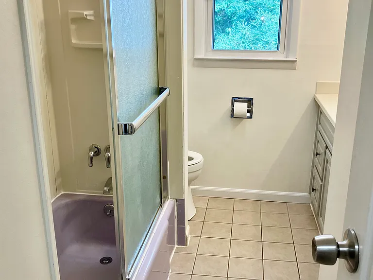 BATHROOM TUB/ SHOWER COMBO
