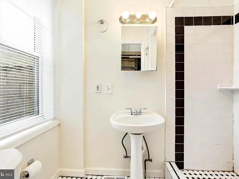 1818 Catharine St #1F — Photo 13