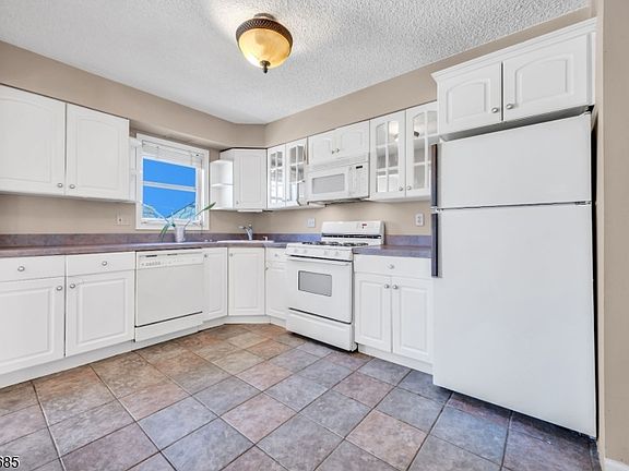 4th image of 24 Carolyn Rd