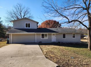 1524 W Farm Road 102, Springfield, MO 65803