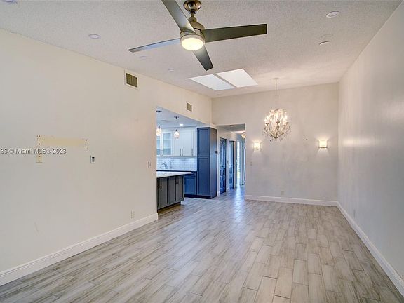 5th image of 5464 Glenda St