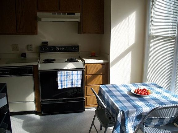 sunny eat in kitchen