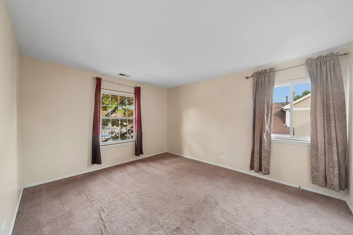 1102 Woodbury Ln — Photo 4