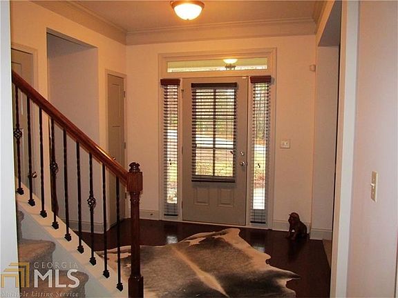 Foyer with crown molding