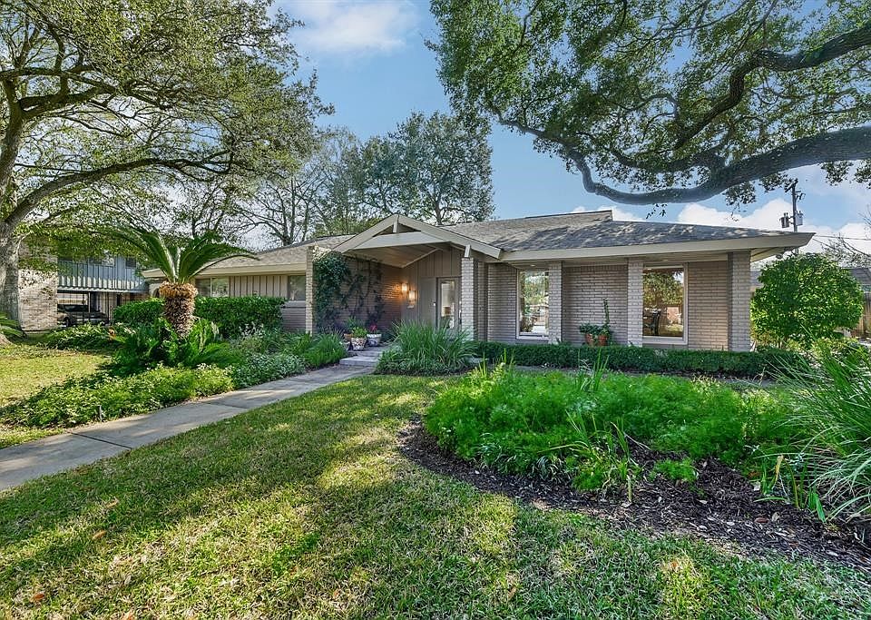 A real Meyerland showplace enhanced by mature landscaping.  The one story home features both private family areas and magnificent entertaining space on one level. No flooding per seller!