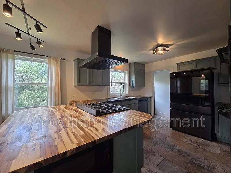 4 bed, 2.0 bath, 2352 sqft, $3,800 — Photo 2