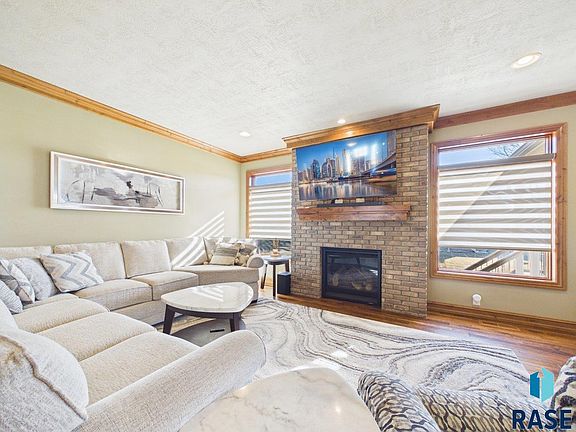 4th image of 305 E 77th St