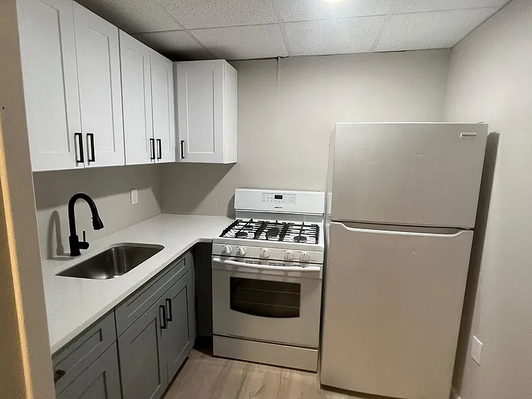 485 Lakeside Ave #2R — Photo 1