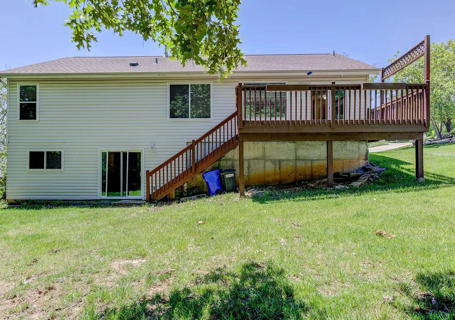 Spacious 3 Bedroom with a finished basement! Fantastic Eureka Location! — Photo 3