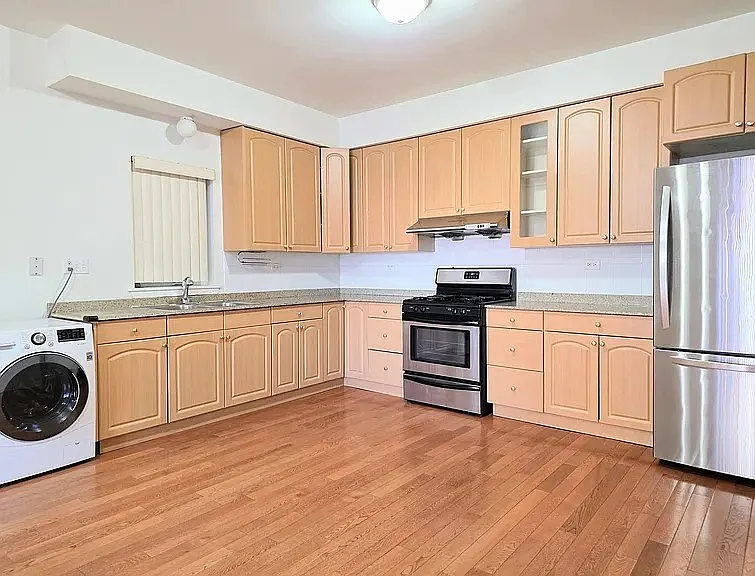 Building Photo - 705 W 31st St #1E